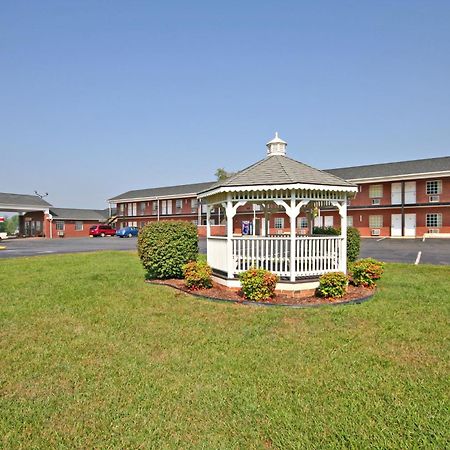Surry Inn - Dobson ภายนอก รูปภาพ