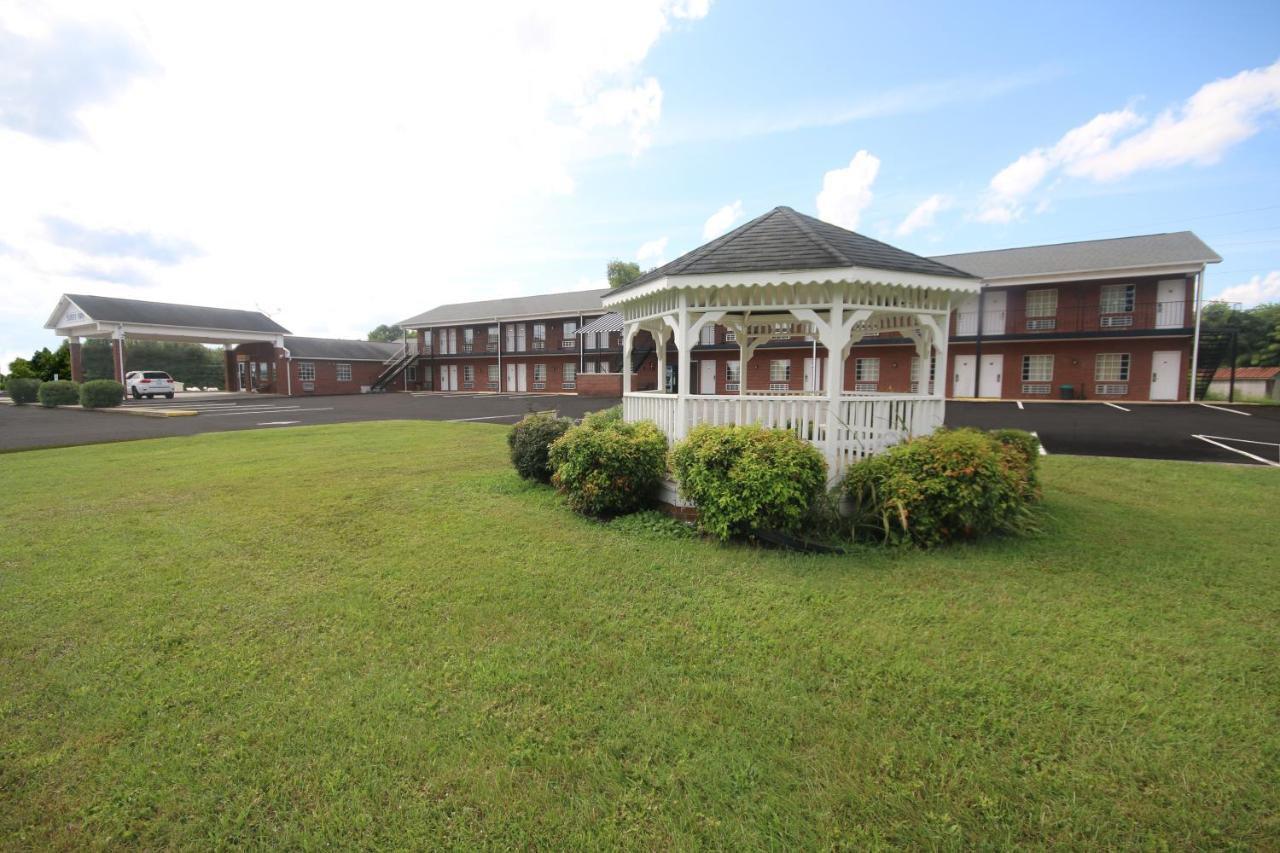 Surry Inn - Dobson ภายนอก รูปภาพ