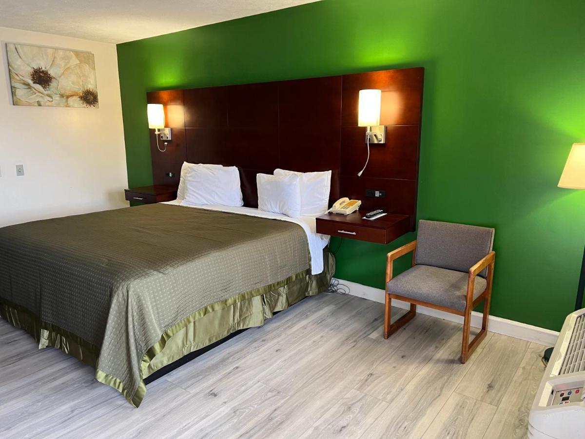 Surry Inn - Dobson ภายนอก รูปภาพ